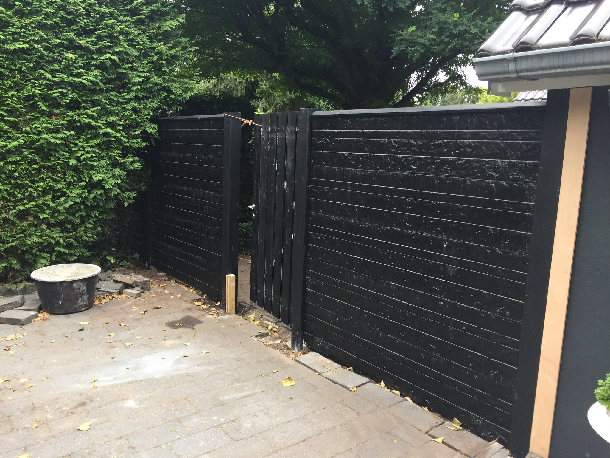 Houten pergola met zonwering in tuin