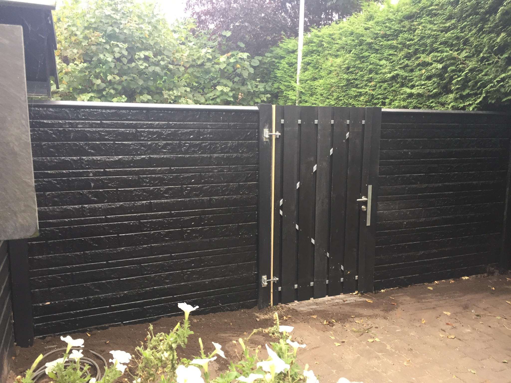 Vrijstaande overkapping met polycarbonaat dak