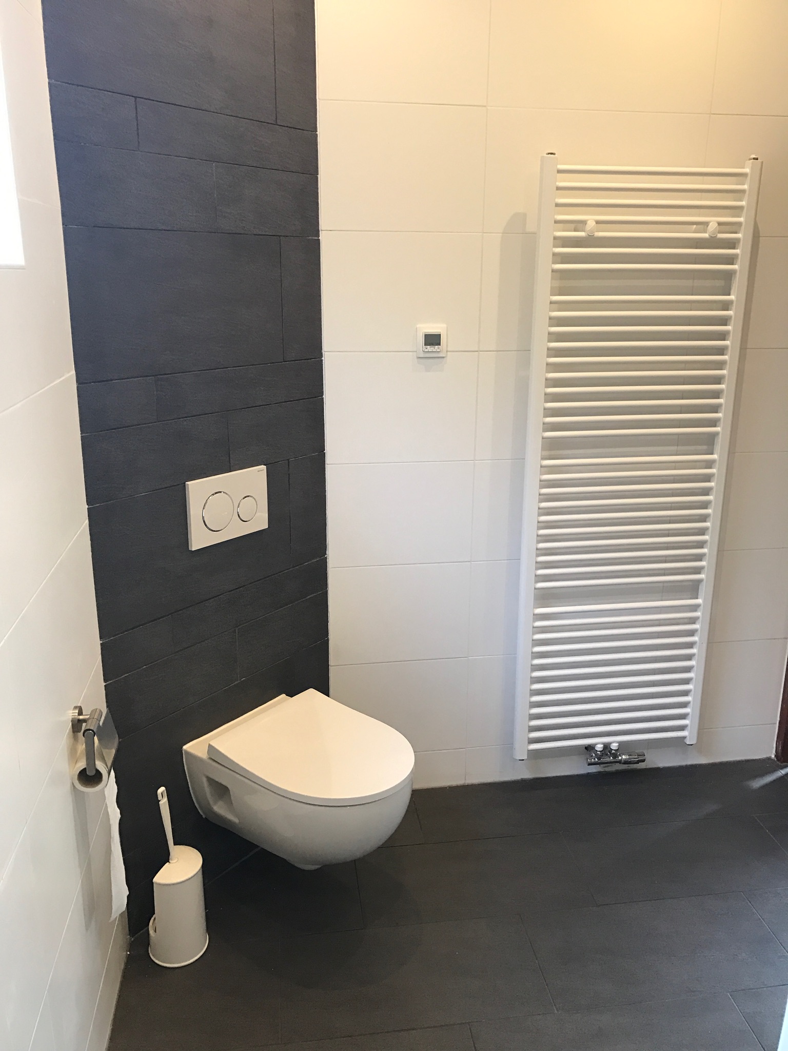 Moderne badkamer met inloopdouche en wandtegels