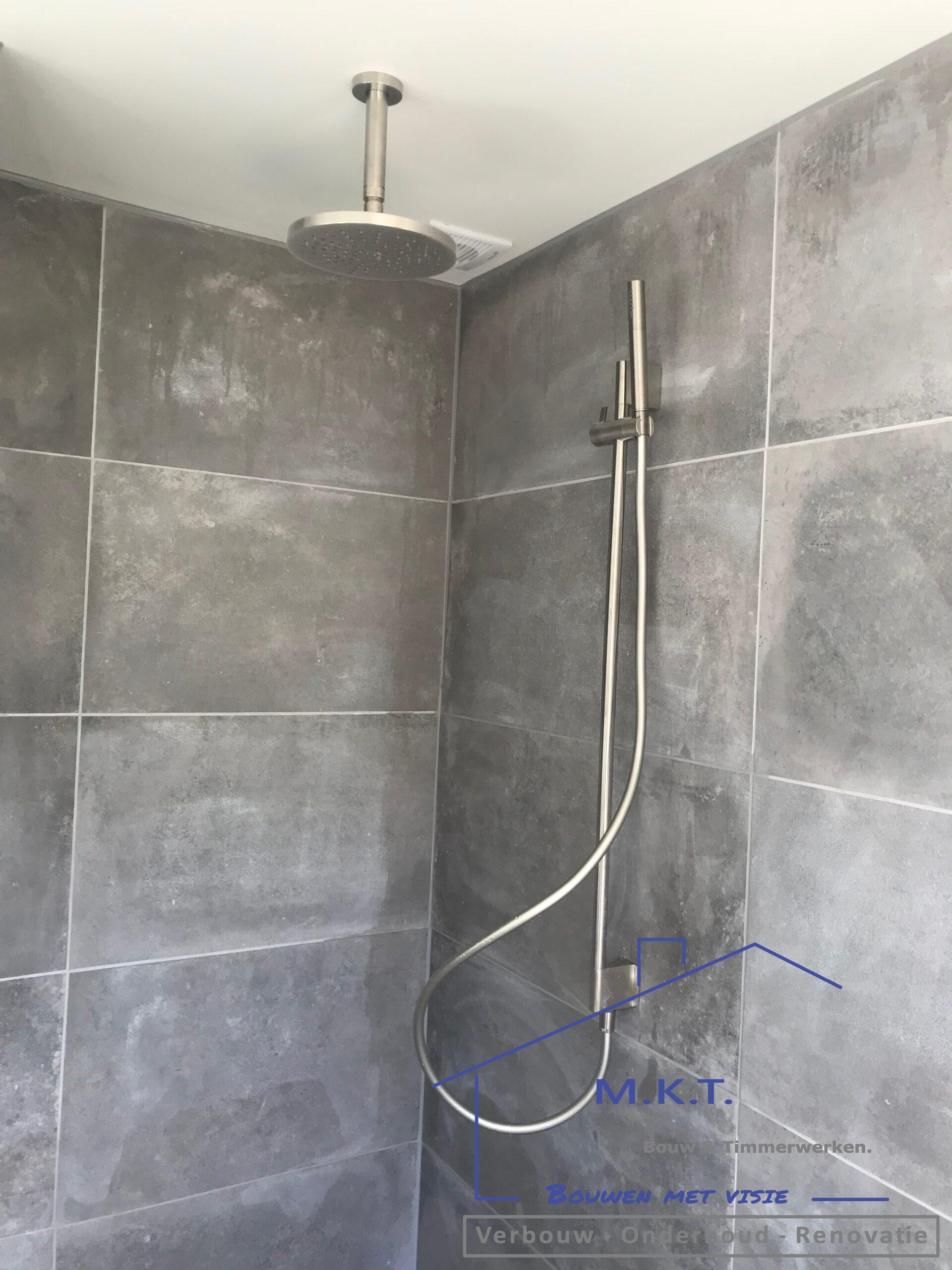 Badkamer met vloerverwarming en designradiator