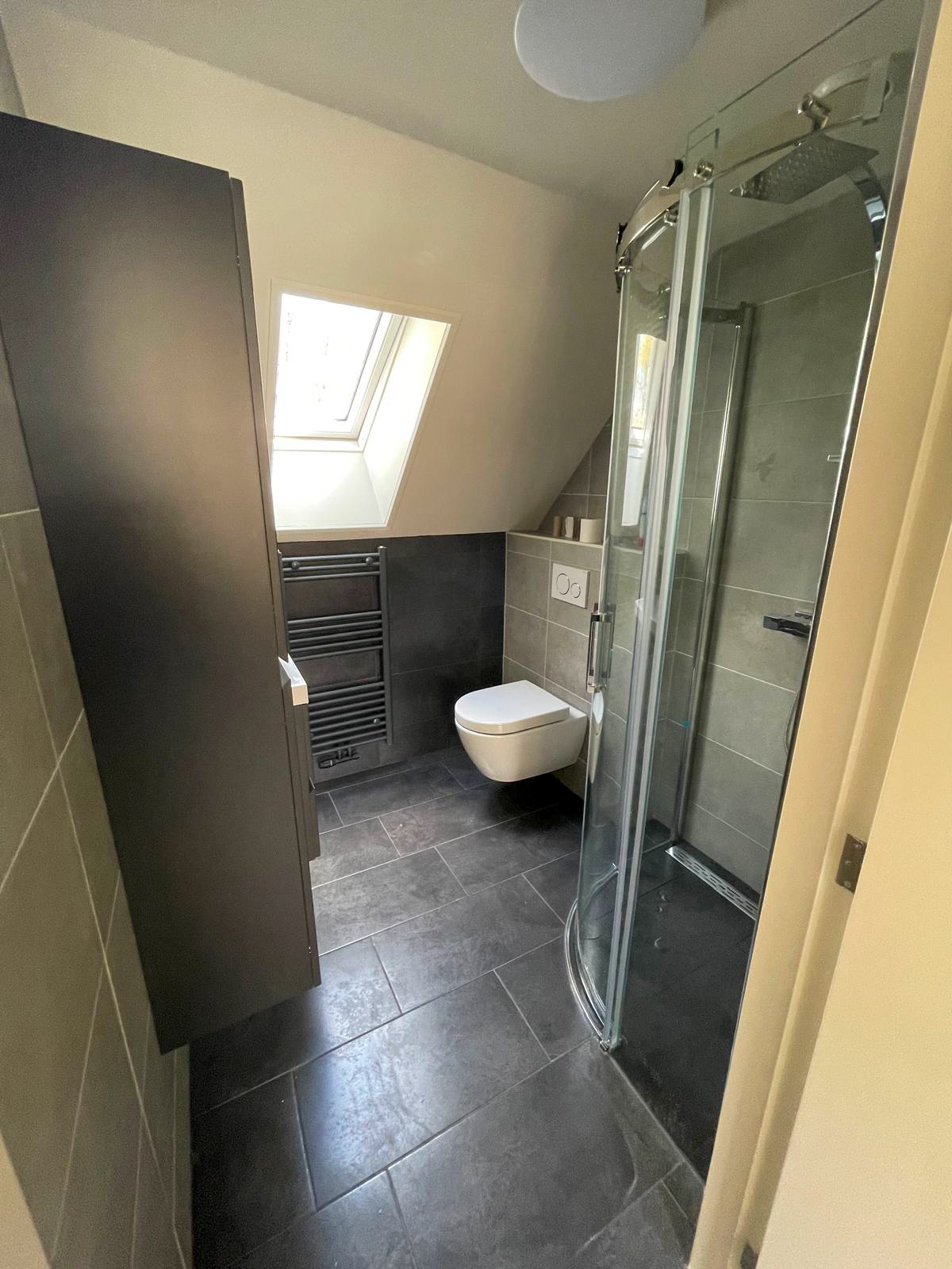 Afgewerkte badkamer met designtegels